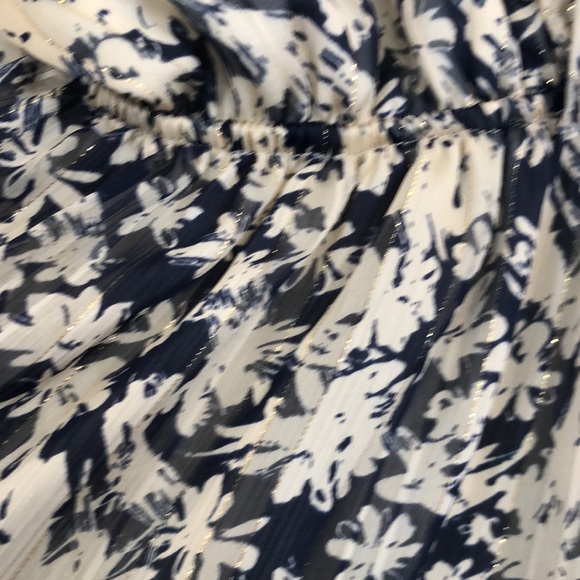Floral V neck Mini. Navy and Cream. Worn once. - Picture 4 of 4